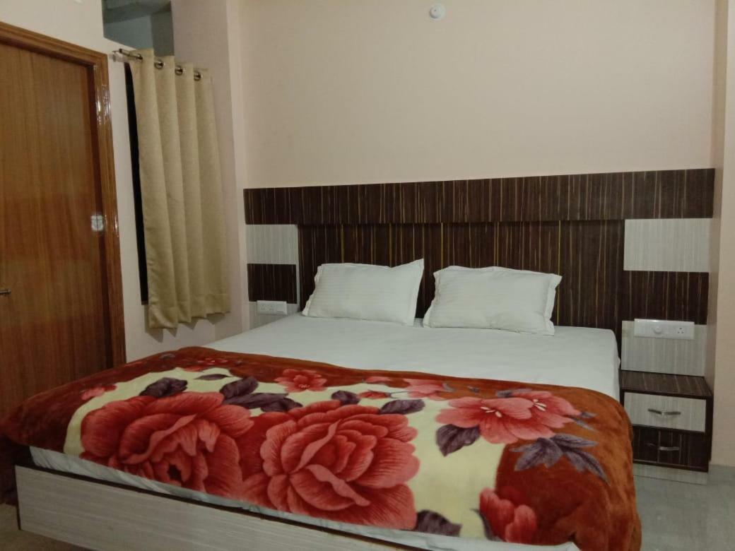 Adb Rooms Hotel De Pal Varanasi Exterior foto