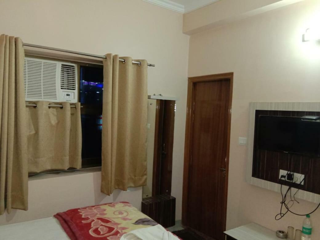 Adb Rooms Hotel De Pal Varanasi Exterior foto